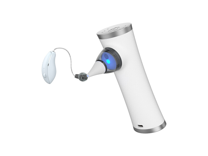 Hoortoestelgebruiker zelfredzaam met vac-clean reinigingstool