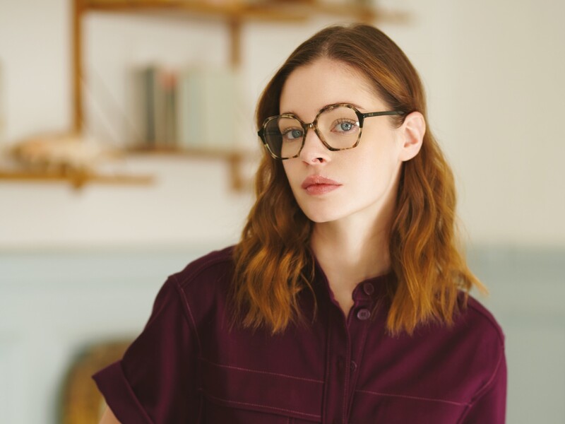 Ontdek de nieuwe monturen van ELLE: eigentijds met een twist