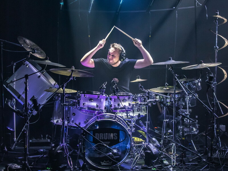 Topdrummer Koen Herfst benadrukt belang gehoorbescherming