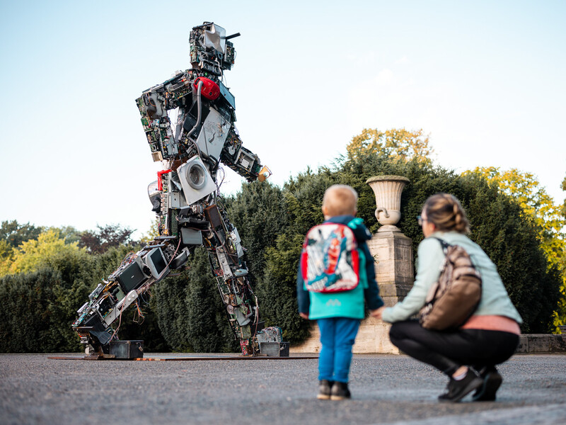 Wertgarantie viert zestigjarig jubileum met enorme robot